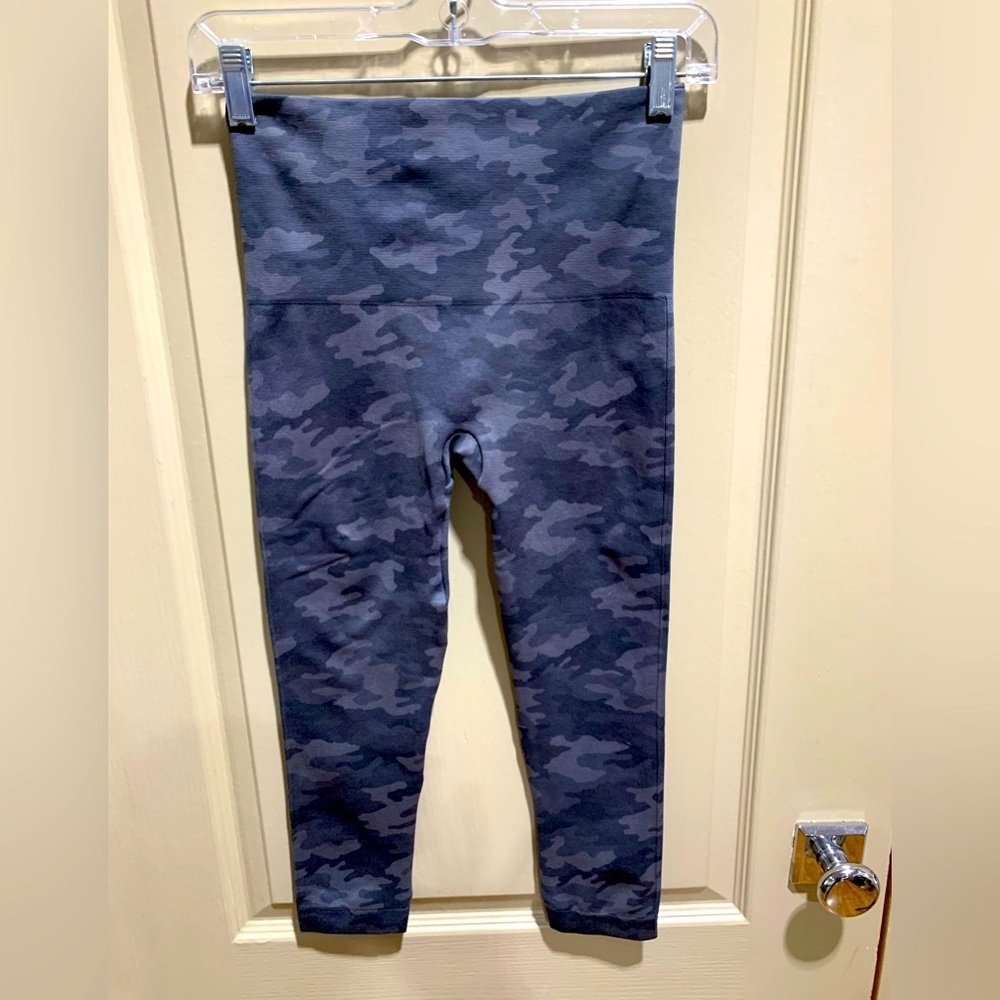 NWOT SPANX Capri Leggings Grey Camo M